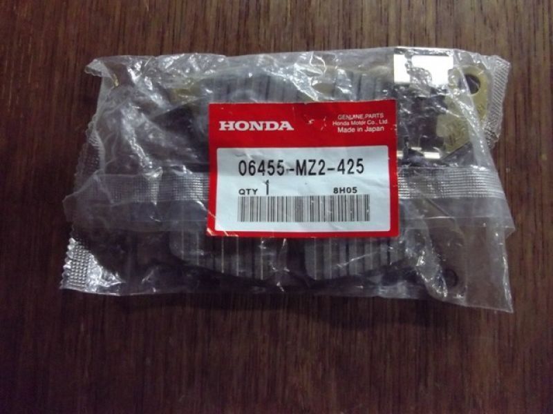 Передние тормозные колодки Honda CBR1000F оригинал, комплект на один суппорт (арт. 06455MZ2425), аналог 06455-MZ2-405, 06455-MZ2-415, 06455MZ2405, 06455MZ2415