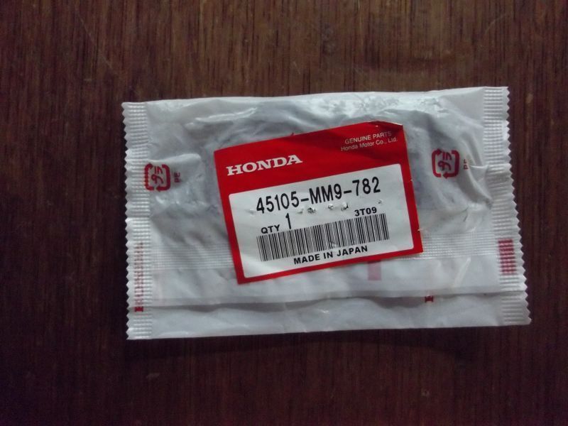 Передняя тормозная колодка Honda XL600Vоригинал (арт. 45105MM9782), аналог 43105MA3004, 43105MA3007, 43105MC7004, 43105MC7007, 43105MC7014, 43105MC7024, 43105MJ6004, 43105MJ6007, 43105MJ6014, 43105MJ6721, 43105MJ6723, 43105MJ6724, 43105MM9004, 45105443761