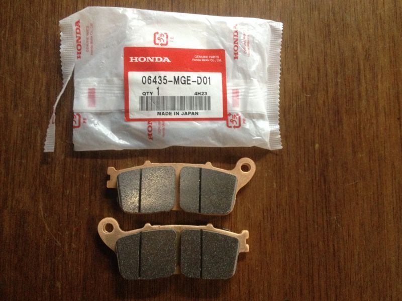 Задние тормозные колодки Honda оригинал, комплект (арт. 06435MGED01), аналог 06435-MGE-D02, 06435MGED02