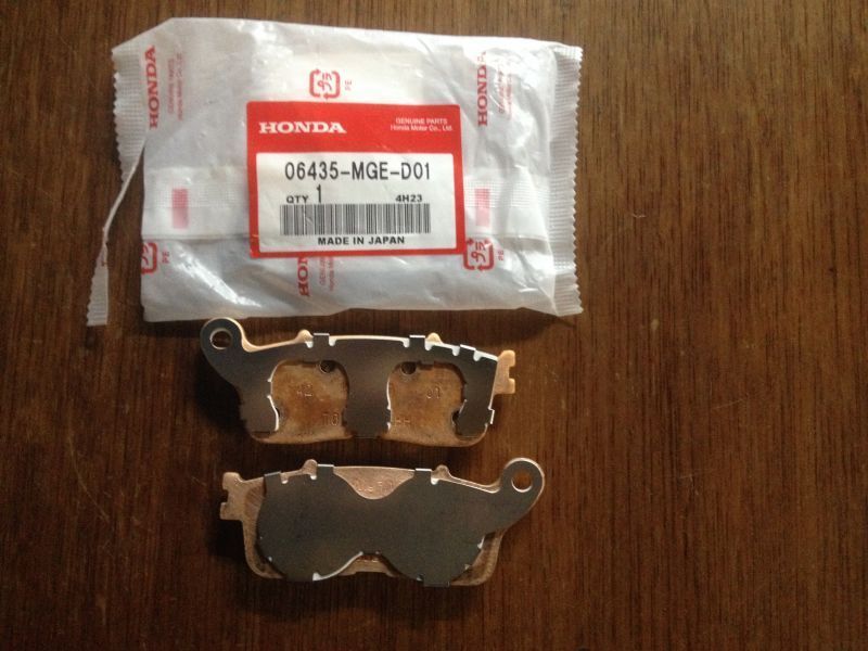 Задние тормозные колодки Honda оригинал, комплект (арт. 06435MGED01), аналог 06435-MGE-D02, 06435MGED02