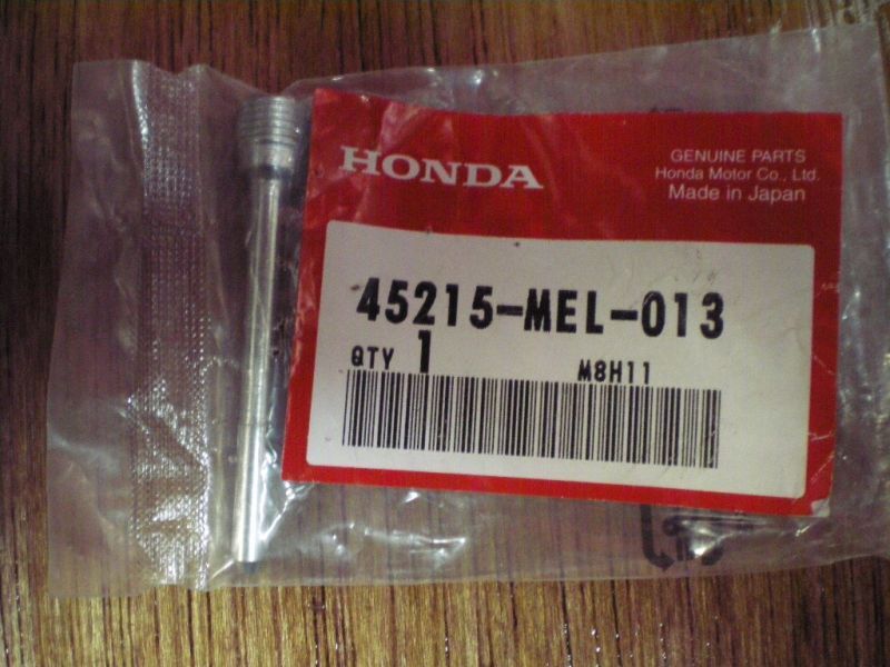 Направляющая передних колодок Honda CBR1000RR оригинал (арт. 45215MEL013), аналог 45215-MEL-000, 45215-MEL-003, 45215MEL000, 45215MEL003, Pin, Hanger, Honda