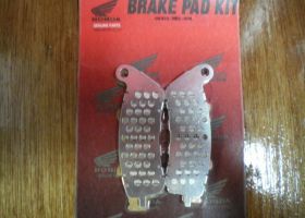 Передние колодки Honda оригинал, комплект (арт. 06455-MBG-006), аналог 06455-MAT-006, 06455-MAT-016, 06455-MAT-E21, 06455-MAT-E22, 06455MAT006, 06455MAT016, 06455MATE21, 06455MATE22