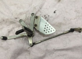 Кронштейн водительской подножки левый б/у
