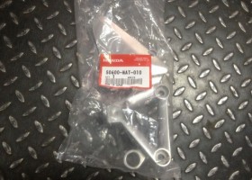 Кронштейн водительской подножки правый Honda оригинал (арт. 50600-MAT-010)