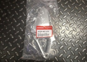 Кронштейн водительской подножки левый Honda оригинал (арт. 50700-MAT-010)
