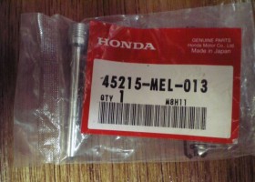 Направляющая передних колодок Honda CBR1000RR оригинал (арт. 45215MEL013), аналог 45215-MEL-000, 45215-MEL-003, 45215MEL000, 45215MEL003, Pin, Hanger, Honda